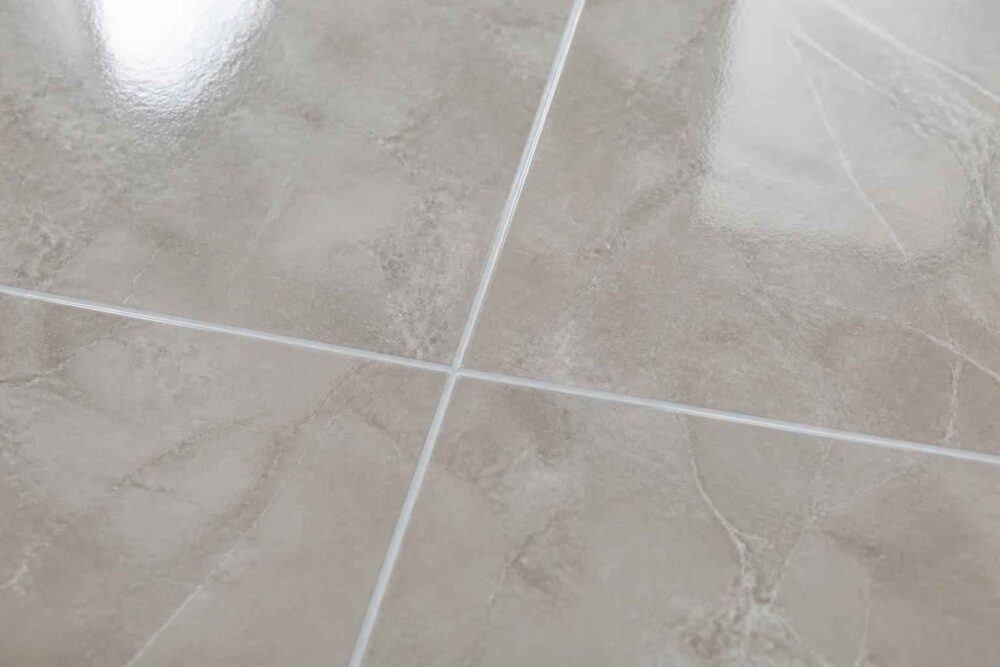 Beżowe płytki ceramiczne z delikatnym marmurkowym użyleniem i jasnymi fugami